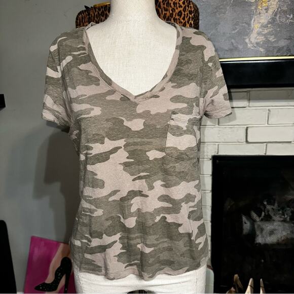 UNIVERSAL THREAD CO Camouflage V-neck T-Shirt Women’s Size Small - Picture 1 of 7